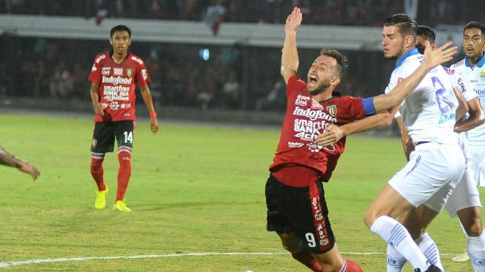 Ilija Spasojevic mempersembahkan gelar juara Liga 1 2019 bersama Bali United untuk mendiang istrinya. (Foto: Fikri Yusuf/Antara) Ilija Spasojevic mempersembahkan gelar juara Liga 1 2019 bersama Bali United untuk mendiang istrinya. (Foto: Fikri Yusuf/Antara)