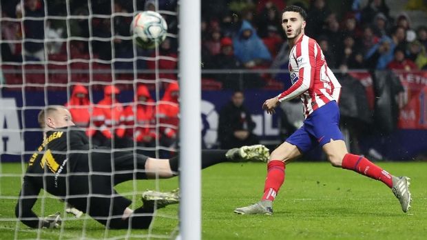 Atletico Madrid vs Barcelona Atletico Madrid's Jose Maria Gimenez, right, kicks the ball during a Spanish La Liga soccer match between Atletico Madrid and FC Barcelona at Wanda Metropolitano stadium in Madrid, Spain, Sunday, Dec. 1, 2019. (AP Photo/Manu Fernandez)