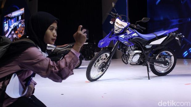 Yamaha memperkenalkan Yamaha WR 155 di Kemayoran, Jakarta, Senin (2/12). Motor trail adventure tersebut dibandrol dengan harga Rp 36,900.000 OTR Jakarta.