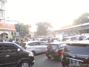 Naik KRL Turun di Juanda, Massa Reuni 212 Terus Merapat ke Monas Pagi Ini
