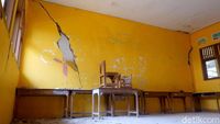 Miris! Dinding Sekolah di Banjarnegara Ini Retak hingga Berlubang