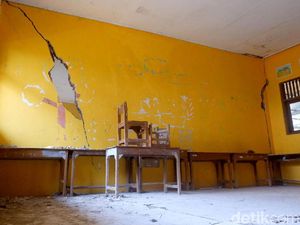Miris! Dinding Sekolah di Banjarnegara Ini Retak hingga Berlubang
