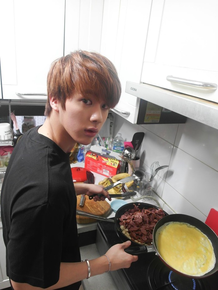Selain hobi makan, Jin juga jago masak. Berbagai masakan pernah dibuatnya, salah satunya hidangan telur dadar dengan topping melimpah yang bikin laper ini.  Foto: Twitter & Instagram BTS