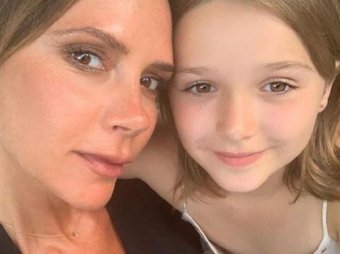 Gemasnya! Harper Beckham Bikin Kue untuk Sambut Victoria Beckham