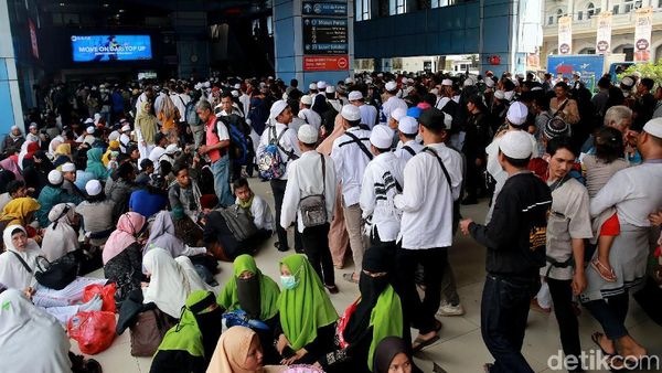 Begini Suasana Stasiun Juanda yang Dipadati Massa Reuni 212