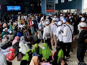 Begini Suasana Stasiun Juanda yang Dipadati Massa Reuni 212