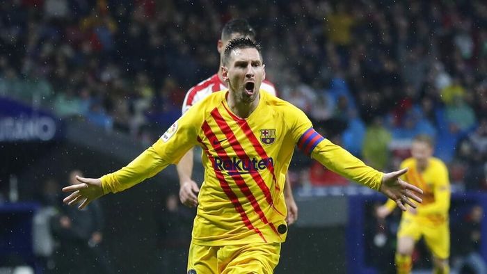 Lionel Messi dilempar payung saat merayakan gol ke gawang Atletico Madrid. (Foto: Manu Fernandez / AP Photo)