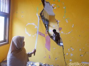 Ruang Kelas SD di Banjarnegara Retak dan Berlubang Akibat Tanah Gerak Ruang Kelas SD di Banjarnegara Retak dan Berlubang Akibat Tanah Gerak