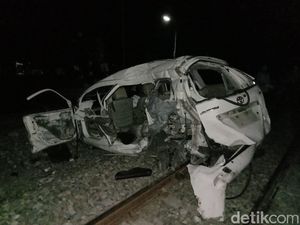 Avanza Ditabrak KA di Perlintasan Tanpa Pintu di Pemalang, 2 Tewas