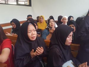 Jemaah Korban First Travel Berselawat Jelang Sidang Putusan Jemaah Korban First Travel Berselawat Jelang Sidang Putusan
