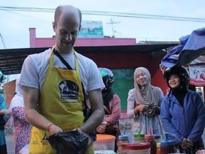 Laris Manis! 5 Bule Ini Jadi Penjual Es Pisang Ijo dan Takoyaki