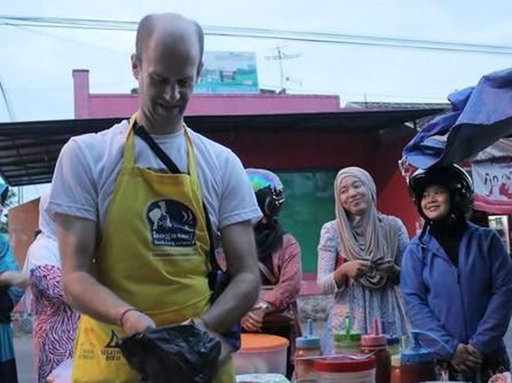 Laris Manis! 5 Bule Ini Jadi Penjual Es Pisang Ijo dan Takoyaki Laris Manis! 5 Bule Ini Jadi Penjual Es Pisang Ijo dan Takoyaki