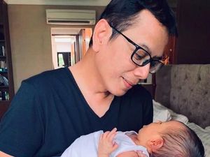 Ah Sweet Banget! Saat Wishnutama Gendong Anaknya Ah Sweet Banget! Saat Wishnutama Gendong Anaknya