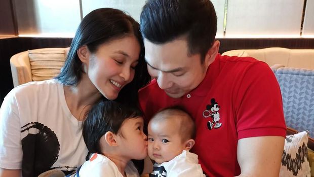 Sandra Dewi dan keluarga