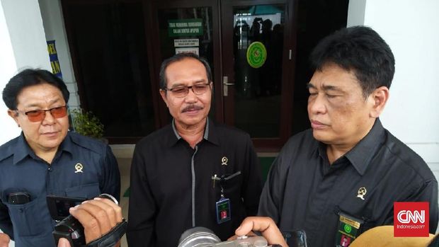Humas PN Medan Erintuah (kiri), Ketua PN Medan (tengah) dan Wakil Ketua PN Medan Abdul Aziz (kanan).