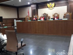 Bantah Terima Suap Barang Mewah, Eks Bupati Talaud Nyanyi Sambil Nangis