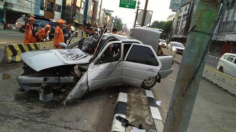 Hendak ke Reuni 212, Pengendara Mobil Tabrak Separator Busway Hendak ke Reuni 212, Pengendara Mobil Tabrak Separator Busway