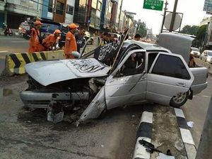 Hendak ke Reuni 212, Pengendara Mobil Tabrak Separator Busway