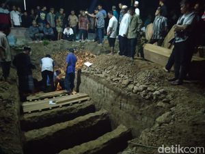 6 Sekeluaga Korban Laka Maut Tol Cipali Dimakamkan dalam Satu Liang