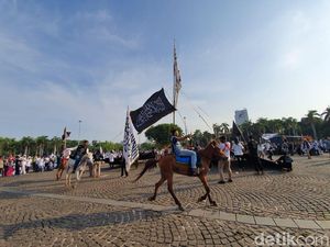 Pria Berkuda Kibarkan Ar-Rayah di Reuni 212