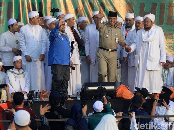 Anies Berseragam Dinas Saat Hadiri Reuni 212 di Monas