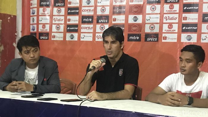 Gurauan Stefano Cugurra Teco usia bawa Bali United juara: Kok, belum ada piala? (Foto: Jeka Kampai/detikcom) Gurauan Stefano Cugurra Teco usia bawa Bali United juara: Kok, belum ada piala? (Foto: Jeka Kampai/detikcom)