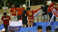 Lainnya terlihat sibuk mempersiapkan atribut untuk memberi semangat kepada skuad Timnas Indonesia U-22.