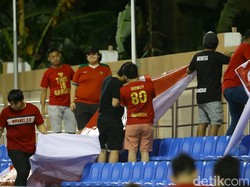 Lainnya terlihat sibuk mempersiapkan atribut untuk memberi semangat kepada skuad Timnas Indonesia U-22.
