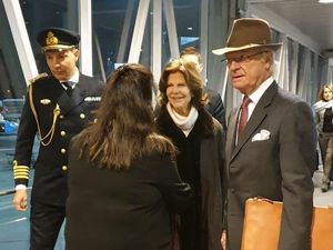 Bawa Tas Sendiri di Bandara, Raja Swedia Dipuji Netizen Rendah Hati