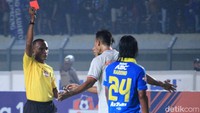 Persela sendiri bermain dengan 10 orang setelah Arif Satriya dikartu merah di menit 65.