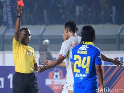 Persela sendiri bermain dengan 10 orang setelah Arif Satriya dikartu merah di menit 65.