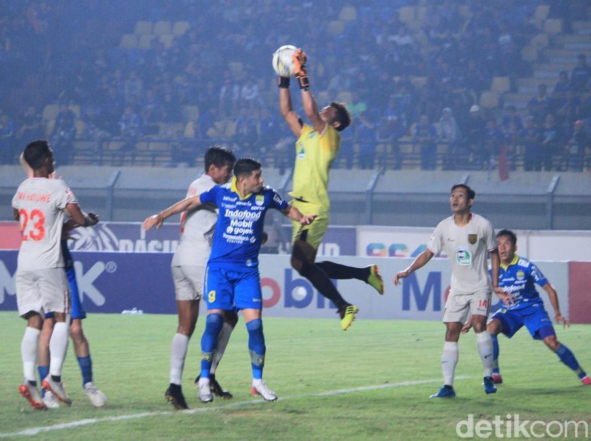 Persib Bandung tumbang 0-2 dari Persela Lamongan. (Foto: Mochamad Solehudin/detikcom)
