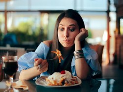 Ini Kesalahan Makan Setelah Jam 7 Malam yang Bisa Merusak Tubuh