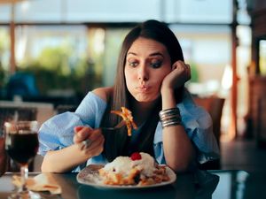 Ini Kesalahan Makan Setelah Jam 7 Malam yang Bisa Merusak Tubuh Ini Kesalahan Makan Setelah Jam 7 Malam yang Bisa Merusak Tubuh