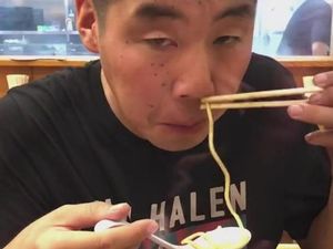 Bikin Heran, Pria Ini Makan Ramen Panas Lewat Hidungnya!