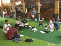 Tak Ada Papan Tulis di Desa Bahasa yang Inspiratif Ini Tak Ada Papan Tulis di Desa Bahasa yang Inspiratif Ini