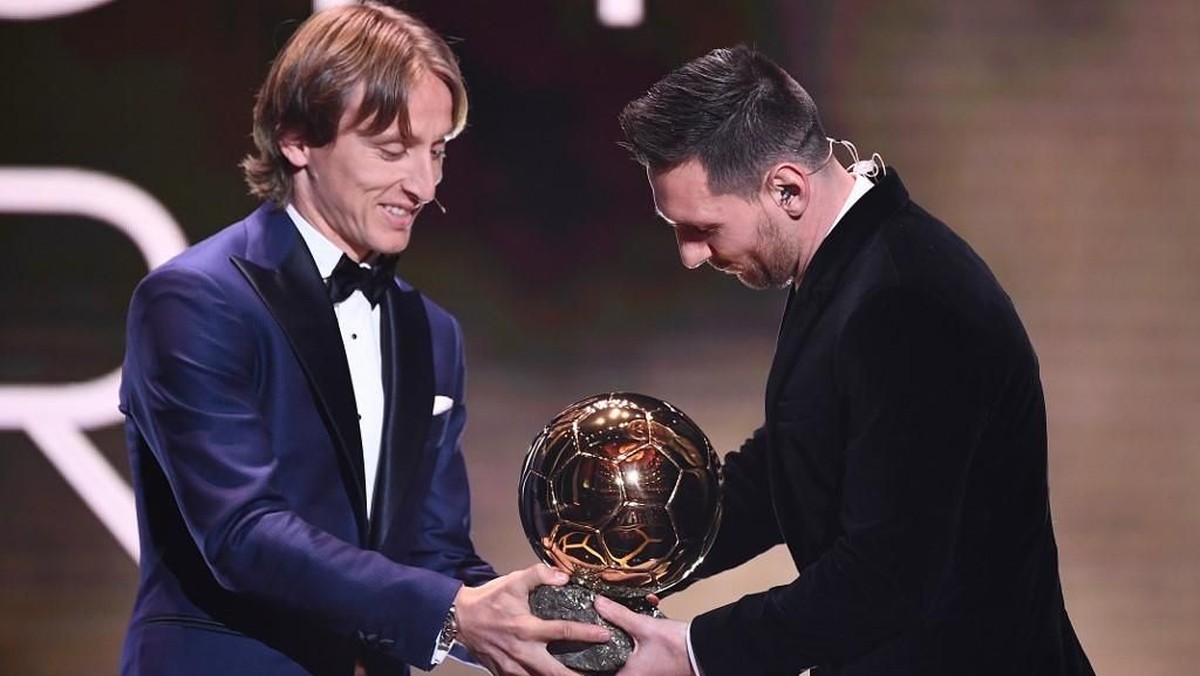Luka Modric (kiri) bersama Lionel Messi. (Foto: FRANCK FIFE / AFP)
