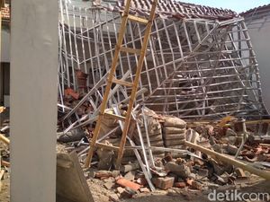 Korban Ambruknya Atap Kantor Kecamatan di Jember Alami Luka pada Paha