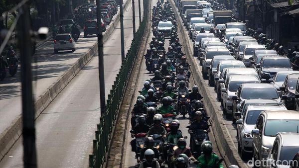 Lagi, Pemotor Terobos Massal Jalur TransJakarta
