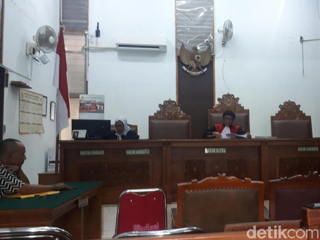 Hakim Tolak Praperadilan Tersangka Suap Impor Bawang Putih Hakim Tolak Praperadilan Tersangka Suap Impor Bawang Putih