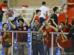 Mereka terlihat sudah memenuhi beberapa sudut stadion.