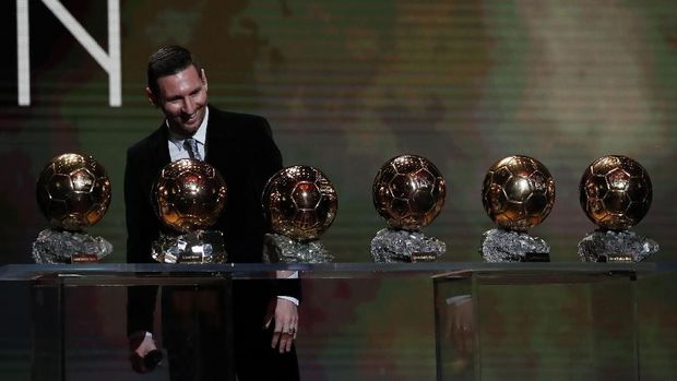 Lionel Messi kembali meraih penghargaan bergengsi Ballon d'Or 2019. Bola Emas keenam didapat Messi setelah mengalahkan Virgil van Dijk dan Cristiano Ronaldo.