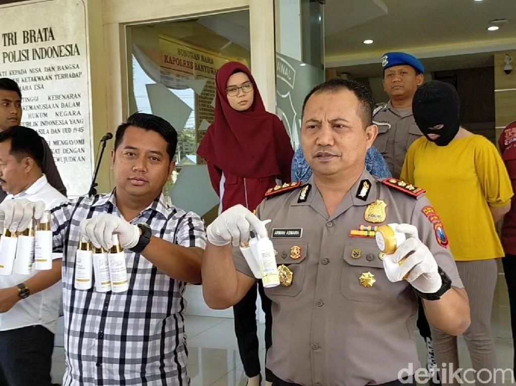 Peredaran Kosmetik Ilegal di Banyuwangi Digagalkan, 2 Pengedar Diamankan Peredaran Kosmetik Ilegal di Banyuwangi Digagalkan, 2 Pengedar Diamankan