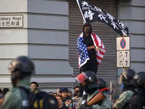 China Ancam Jatuhkan Sanksi ke AS Terkait UU Hong Kong yang Diteken Trump