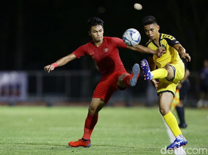 Bagas Adi Nugroho optimistis Timnas Indonesia U-22 bisa mengatasi Myanmar. (Foto: Grandyos Zafna/detikcom) Bagas Adi Nugroho optimistis Timnas Indonesia U-22 bisa mengatasi Myanmar. (Foto: Grandyos Zafna/detikcom)