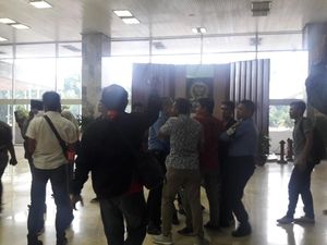 Video Mahasiswa Bersitegang dengan Pamdal saat Aksi di Kompleks DPR