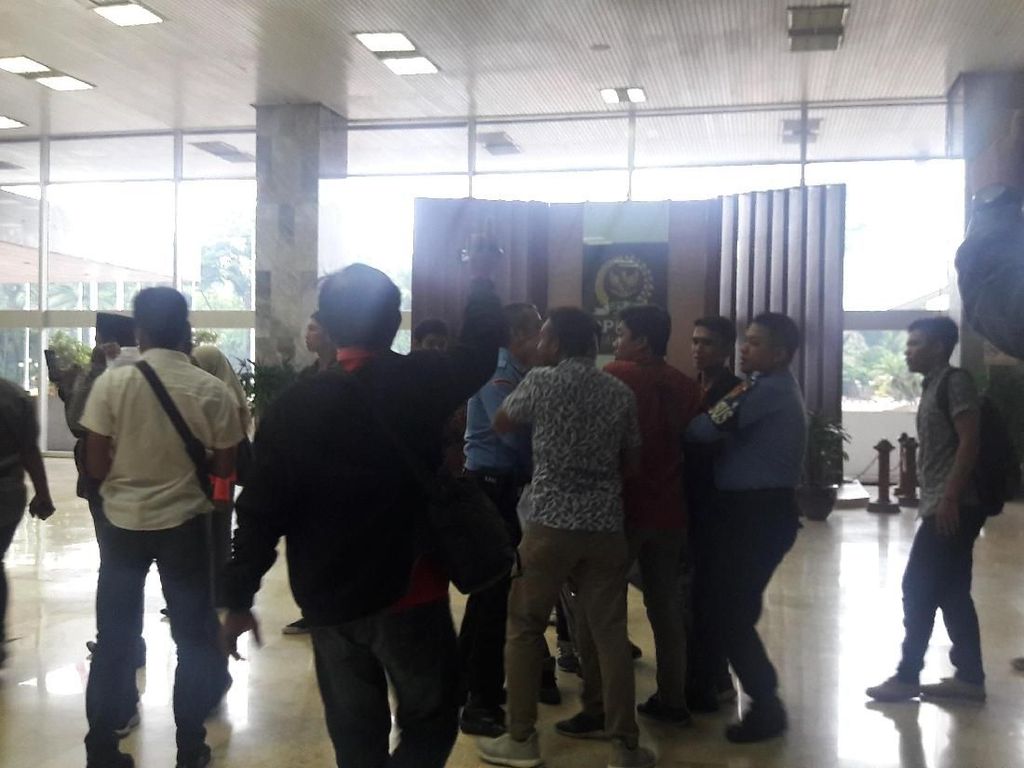 Video Mahasiswa Bersitegang dengan Pamdal saat Aksi di Kompleks DPR Video Mahasiswa Bersitegang dengan Pamdal saat Aksi di Kompleks DPR