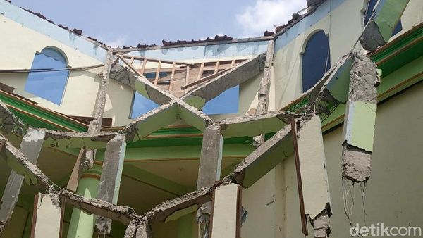 Potret Atap Masjid di Rembang yang Roboh 2 Pekan Usai Diresmikan