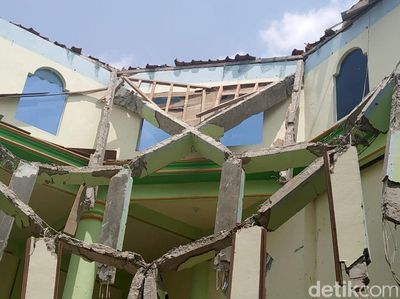 Potret Atap Masjid di Rembang yang Roboh 2 Pekan Usai Diresmikan