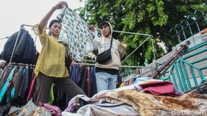 Menolak Direlokasi, PKL Senen Bertahan di Trotoar